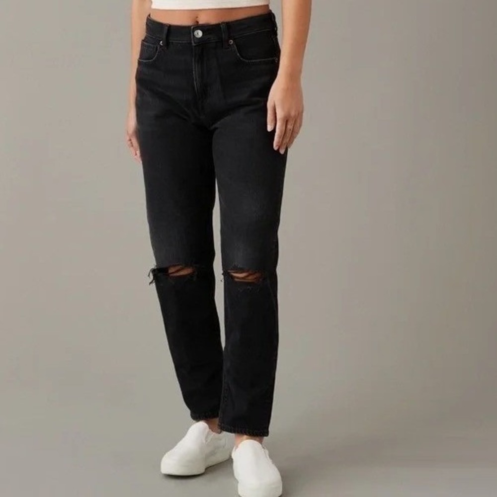 American Eagle Women's Strigid Mom Jeans Destroyed Black Distressed NEW 2 Short